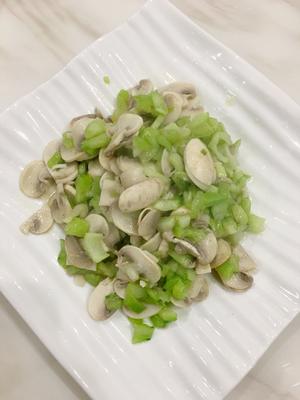 上海青菜根炒口蘑的做法 步骤4