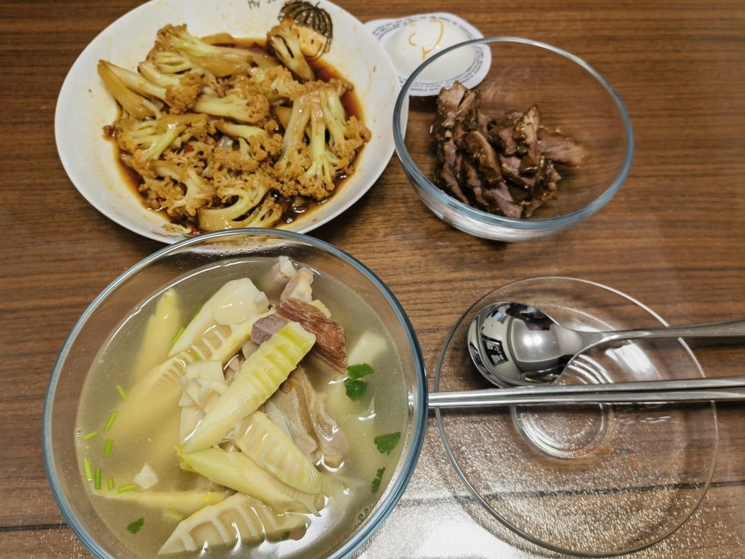 腌笃鲜.咸肉炖春笋