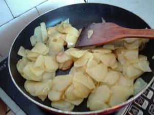 【孜然圆葱土豆片】的做法 步骤2