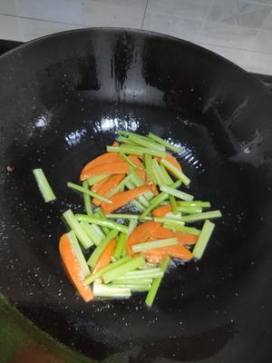腰果+蝦仁+芹菜红萝卜的做法 步骤5