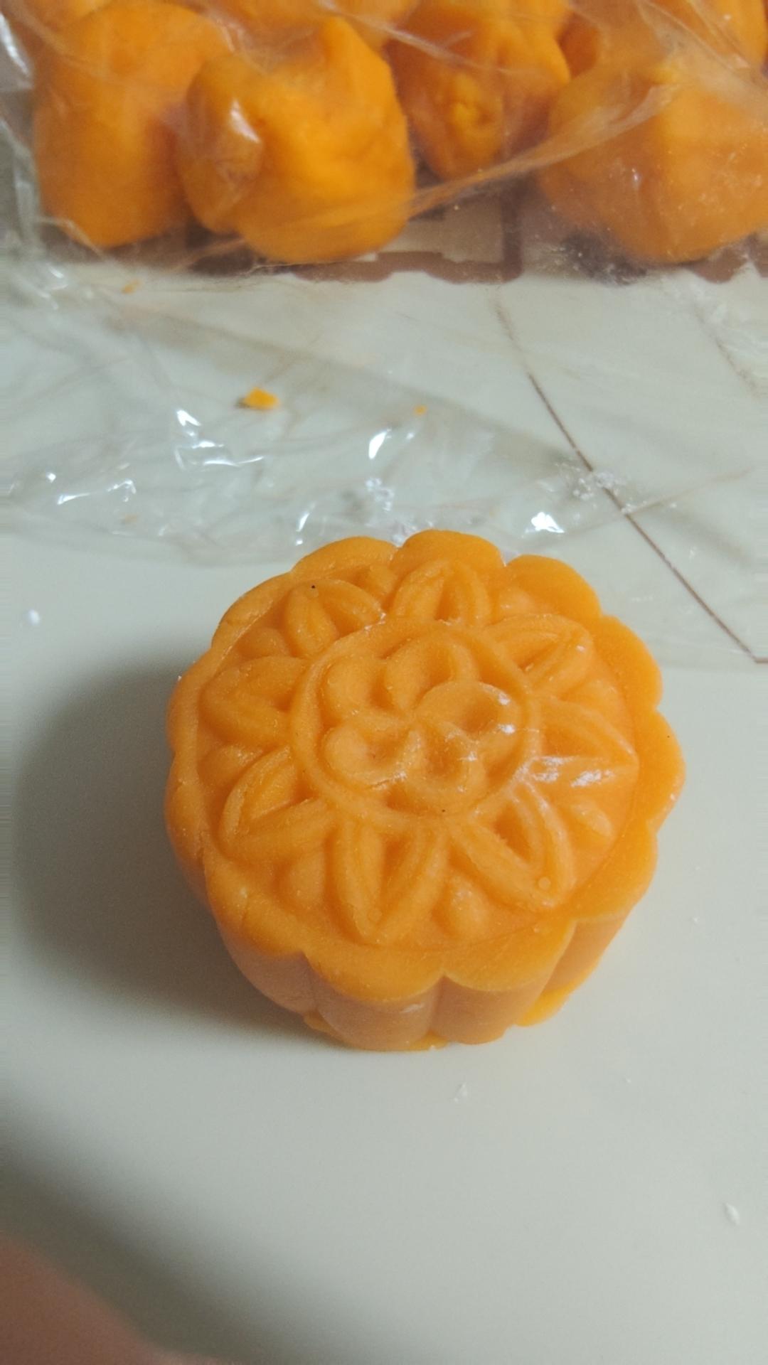 💃奶黄流心月饼——这是可以让你坐稳朋友圈厨霸位置的月饼🥮，没人点赞算我输👎