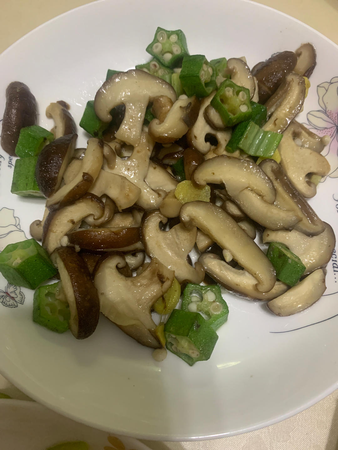 秋葵炒香菇:营养丰富美容养颜低脂开胃菜