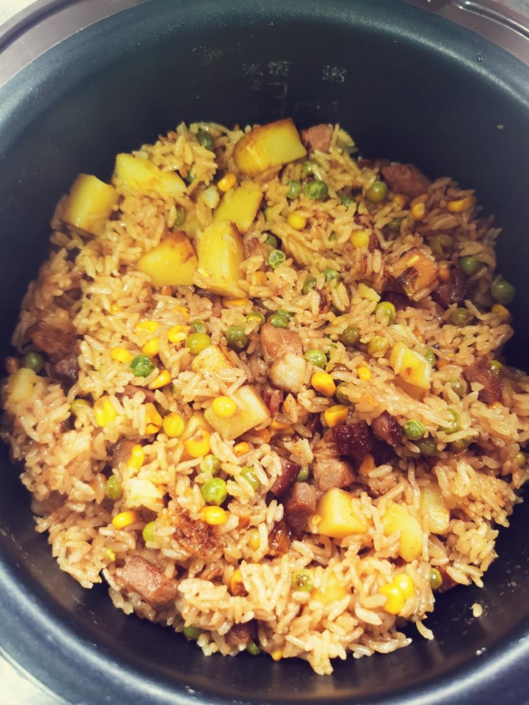 腊肉土豆焖饭