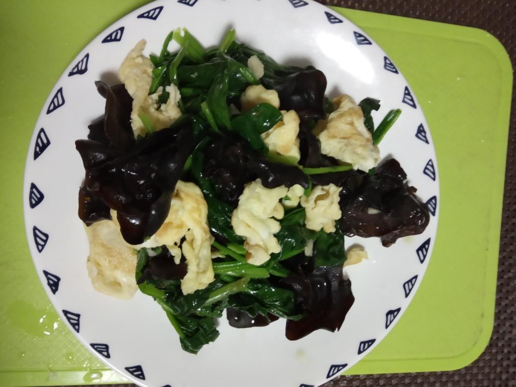 菠菜木耳炒鸡蛋的做法
