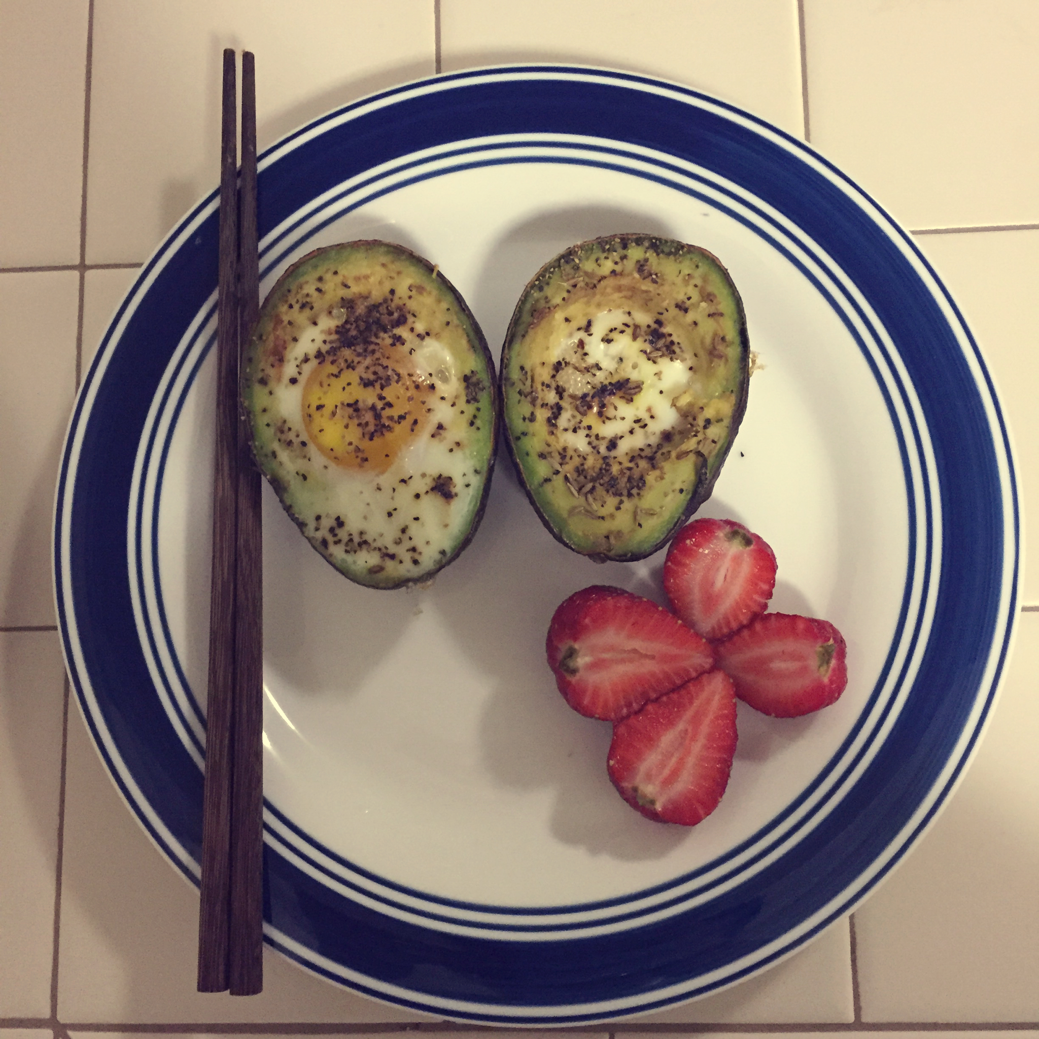 牛油果烤鸡蛋