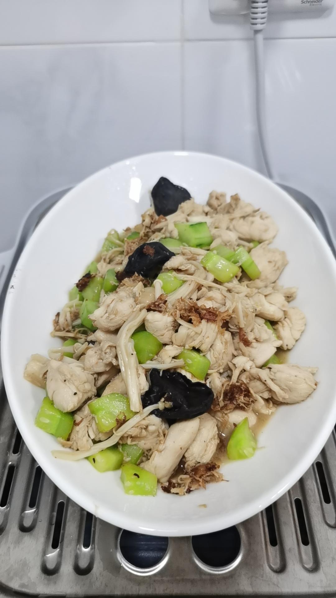 清爽解腻的黄瓜炒鸡胸肉，低脂低卡减肥食谱