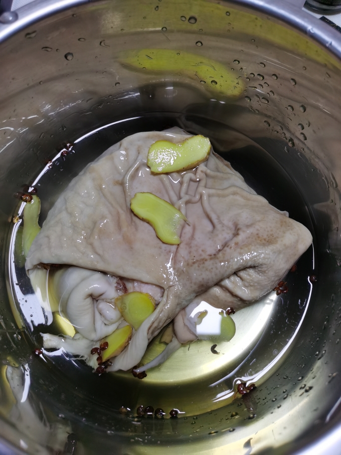 解锁夏日凉拌菜—经典粤菜之沙姜猪肚的做法 步骤1