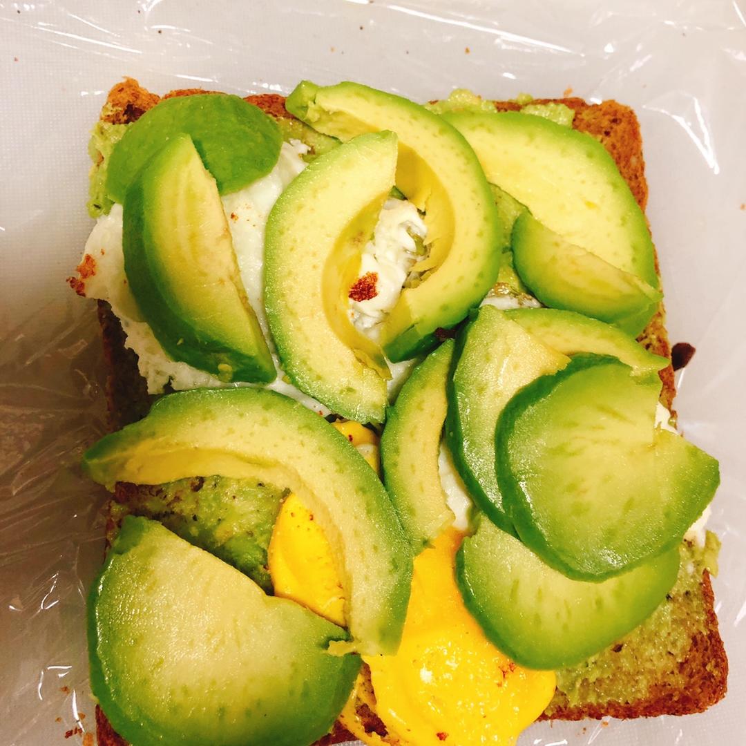 双重牛油果鸡蛋开放三明治