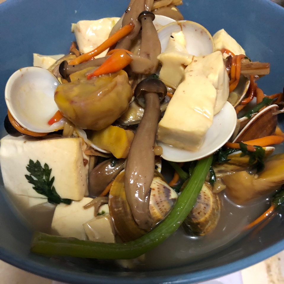 文蛤豆腐菌菇汤