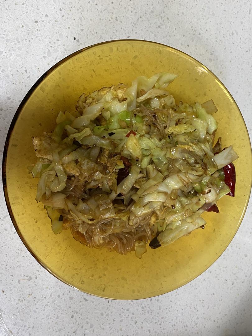 看似普通却超级下饭的圆白菜炒粉丝