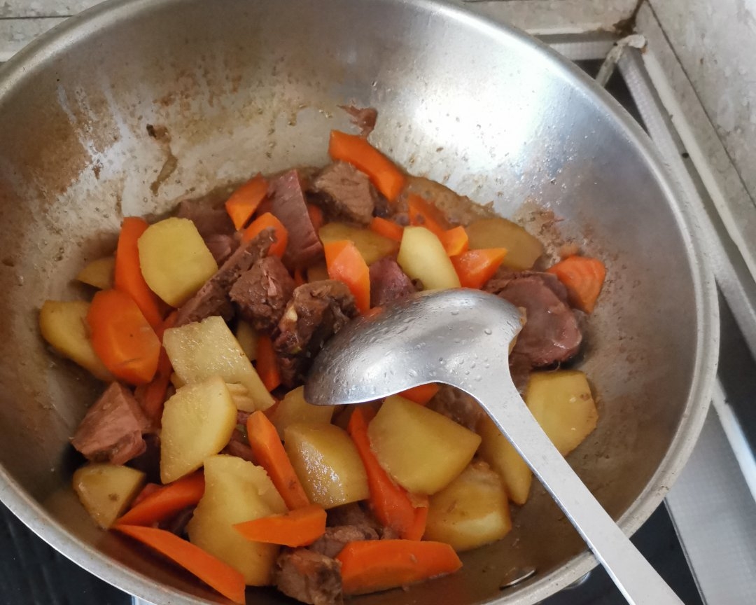 土豆炖牛肉胡萝卜的做法 步骤3