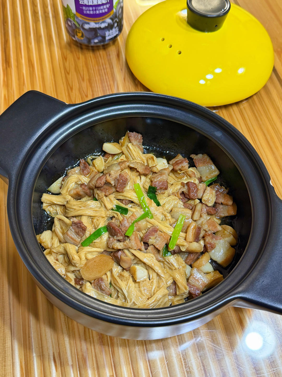 五花肉腐竹煲的做法