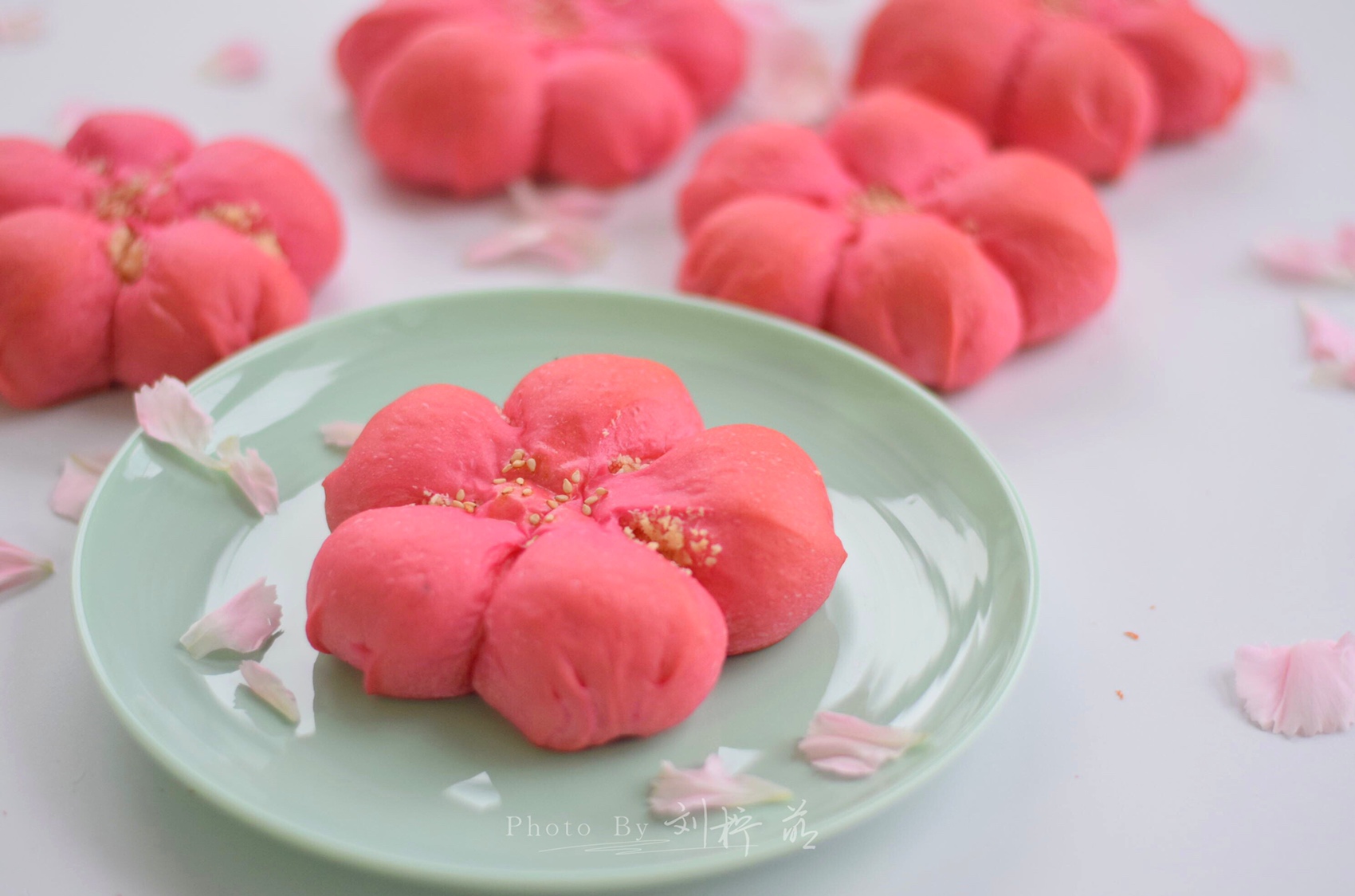 桃花朵朵开-火龙果椰蓉包的做法