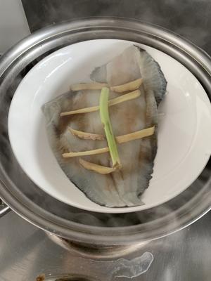清蒸比目鱼 Steamed plaice的做法 步骤3