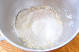 香葱肉松辫子面包的做法 步骤2