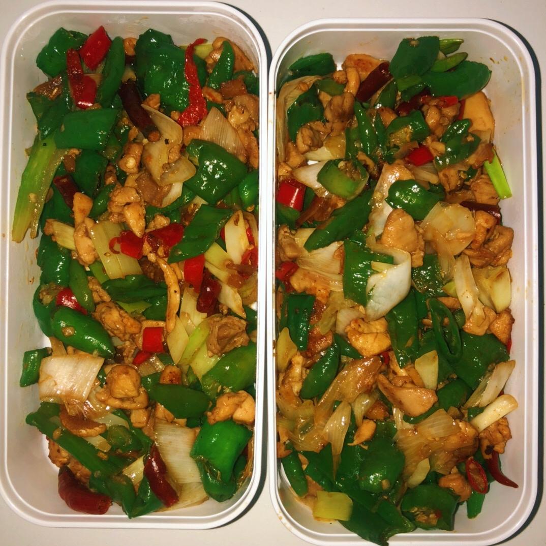 厨师长教你：“青椒炒鸡丁”的家常做法，开胃又下饭，味道很赞