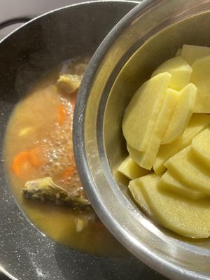 土豆胡萝卜炖鱼汤的做法 步骤14