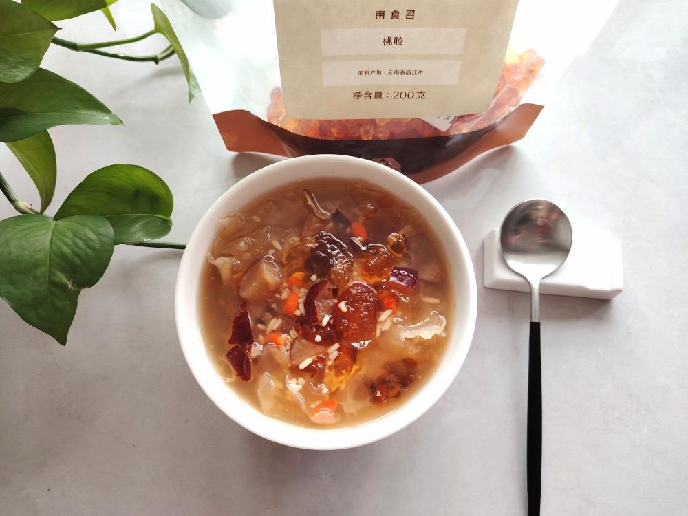 养颜桃胶红枣银耳羹