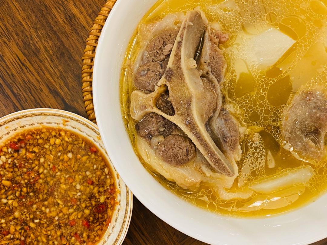 牛尾炖白萝卜汤