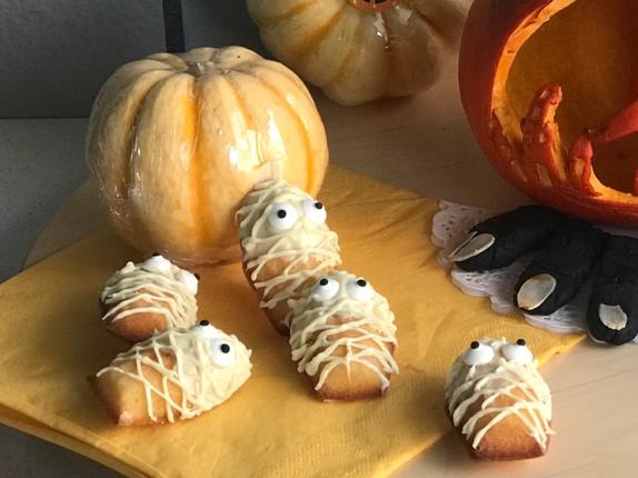 做玛德琳 方子的量,出品三盘小点 铁盘比硅胶受热更好 稍稍装饰一下