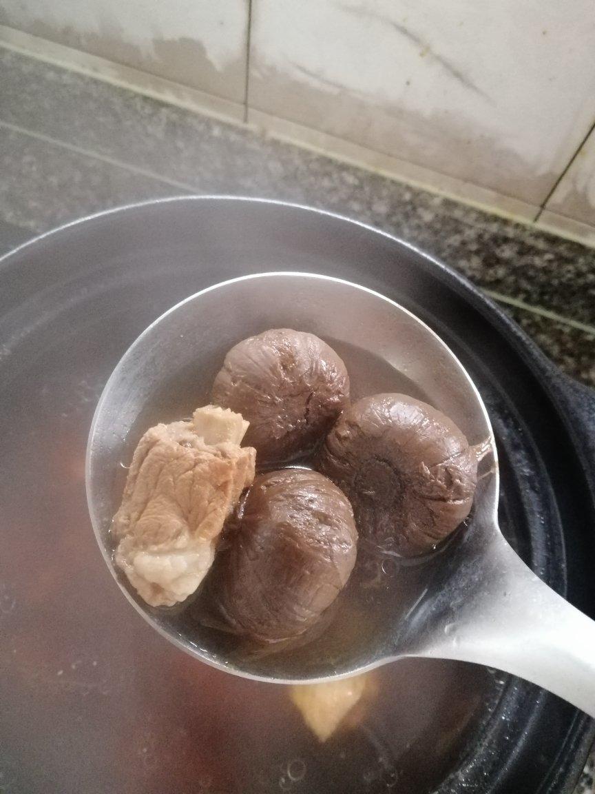 黑蒜排骨汤