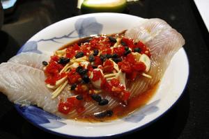 湘菜－－豆豉剁椒蒸鱼的做法 步骤1