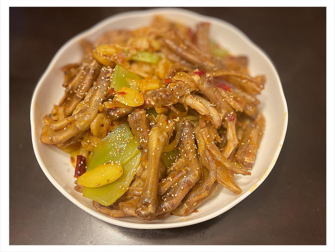 厨师长教你：“干锅鸭脚”的家常做法，边加热边吃全身都暖暖的