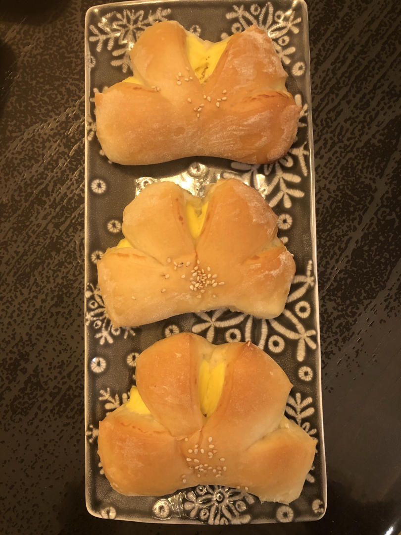 复古卡仕达夹馅面包