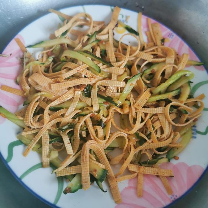 【美味低脂】凉拌豆腐皮黄瓜丝的做法
