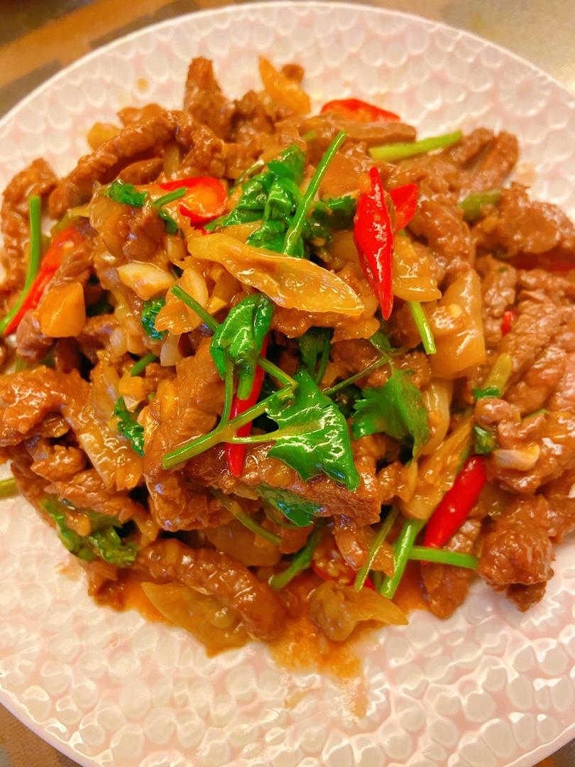 〈小炒黄牛肉〉，这个太好吃了。欣小厨 😉