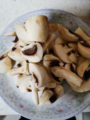 鲜蘑菇青菜汤的做法 步骤1