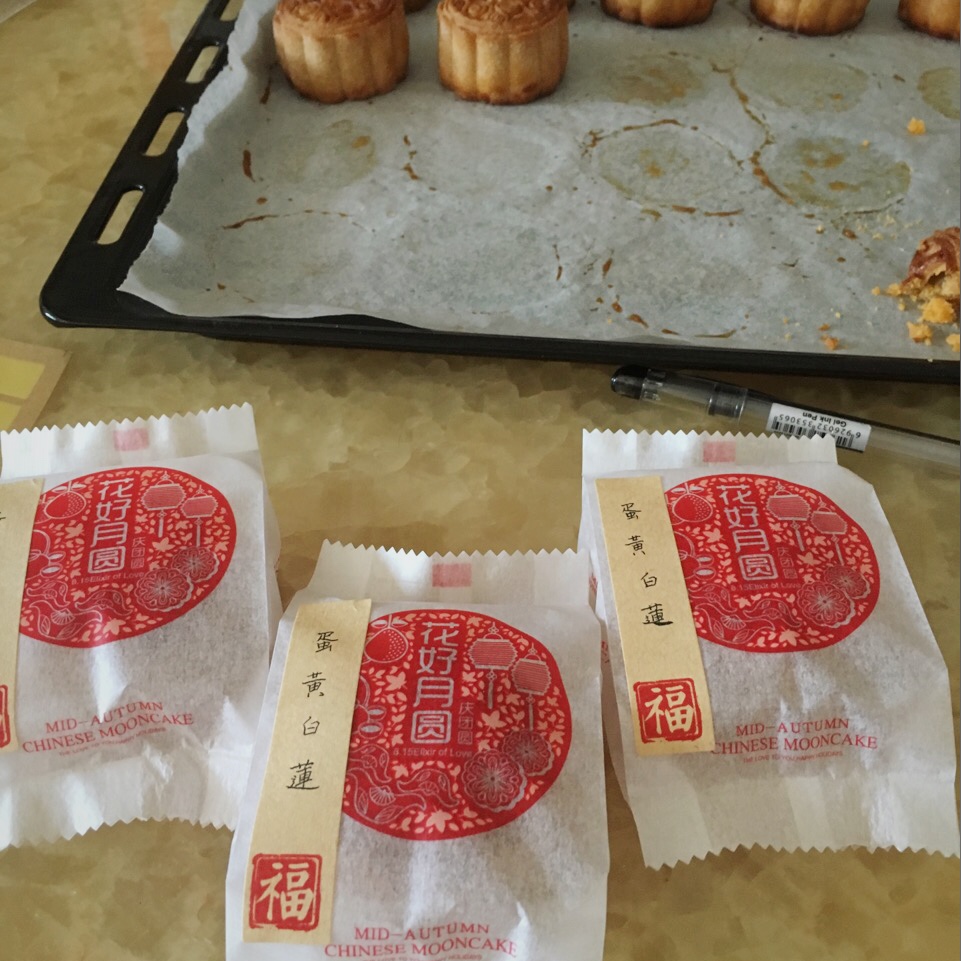 广式月饼—蛋黄莲蓉月饼