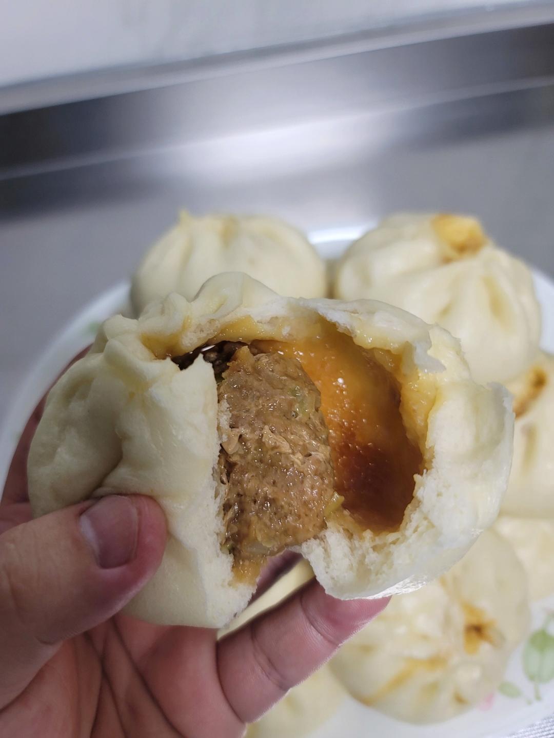 松软多汁的肉包子
