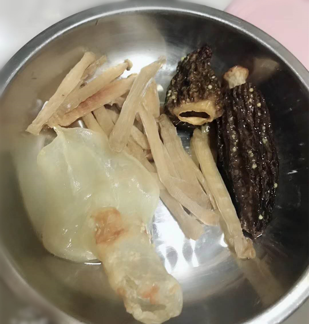 花胶羊肚菌炖沙虫的做法 步骤4