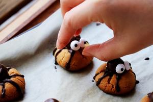 小美万圣节大眼仔蜘蛛饼干（桃酥、椒盐桃酥）的做法 步骤15