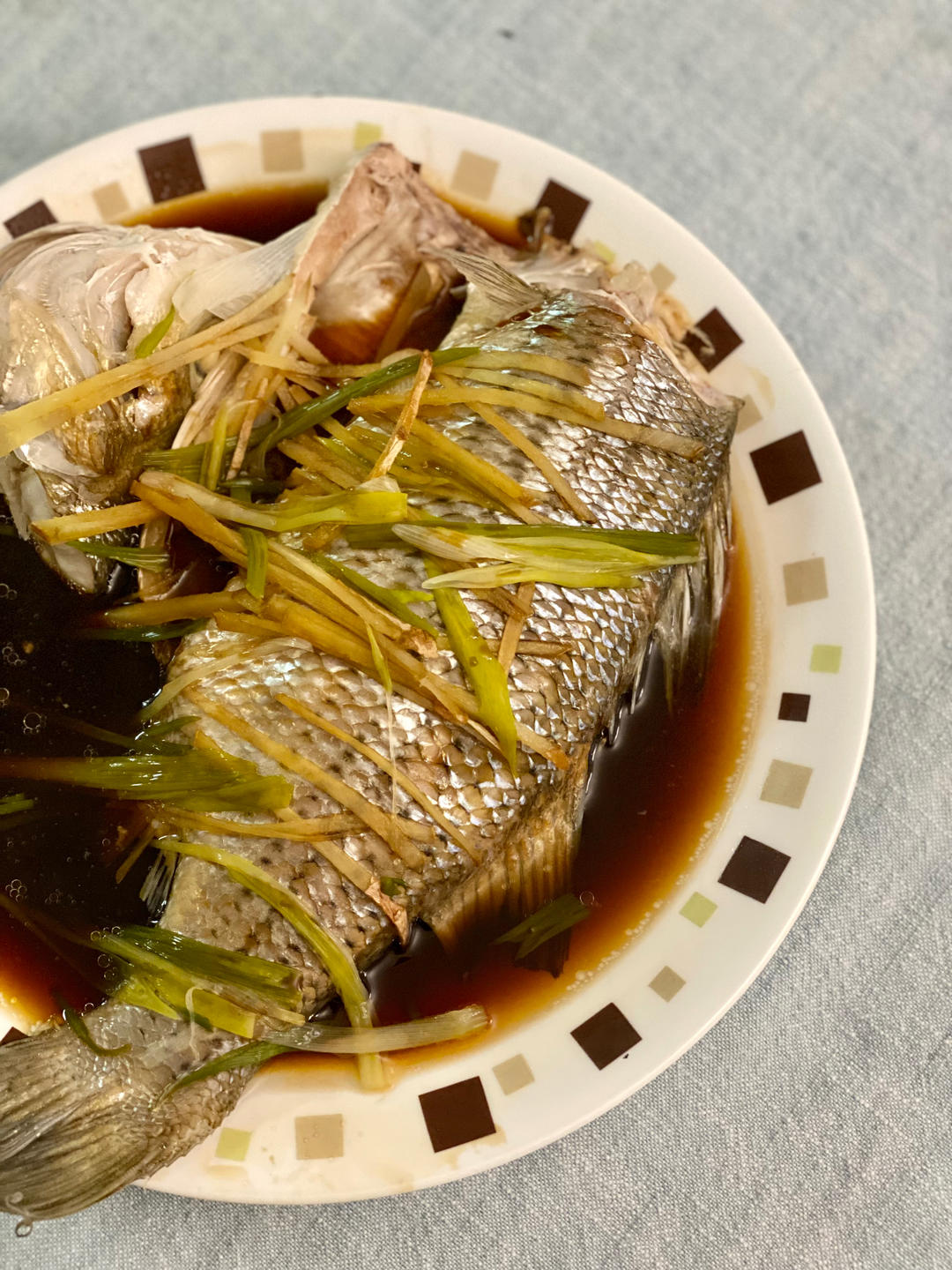 厨师长教你：“清蒸鲈鱼”，鲜嫩美味，内附蒸鱼酱油专业调制方法