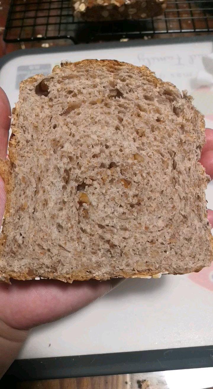 高纤低脂的全麦核桃吐司