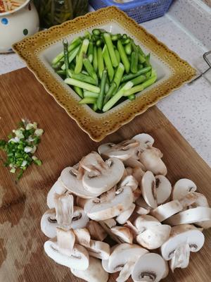 黑胡椒-芦笋炒蘑菇的做法 步骤2