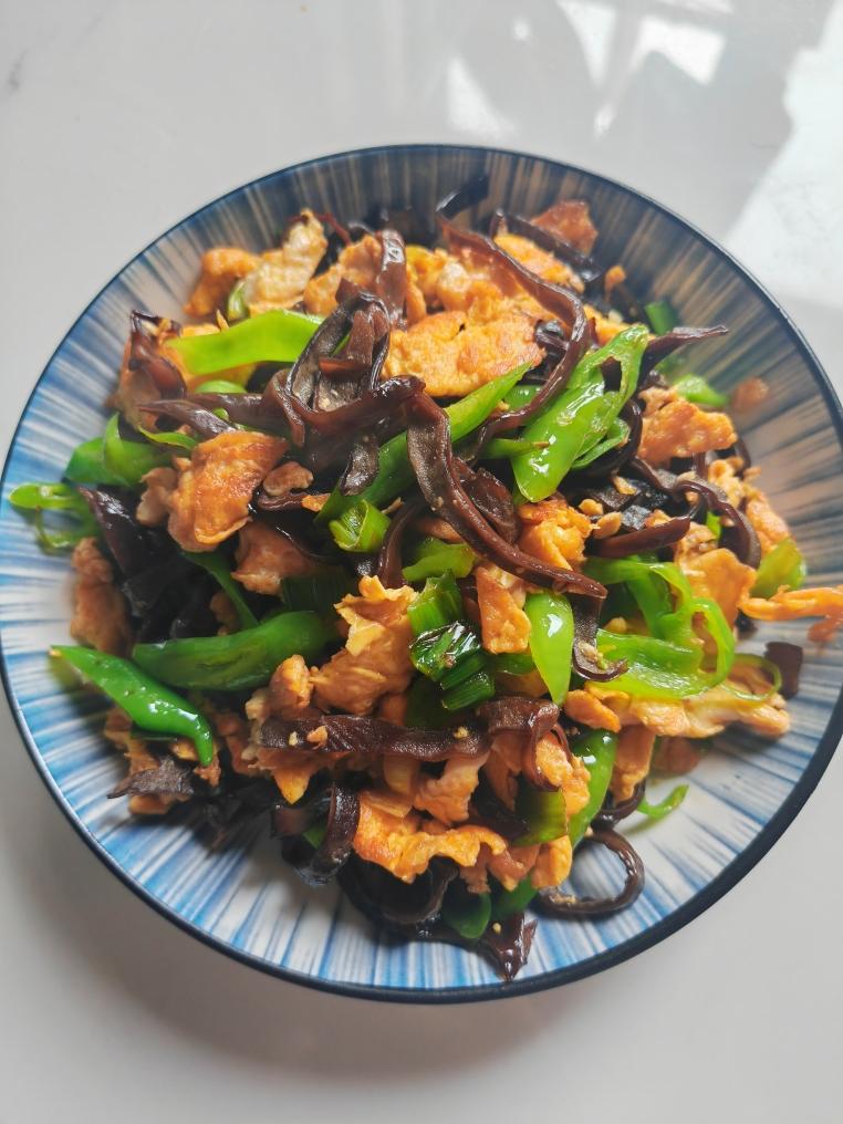 青椒丝木耳炒鸡蛋