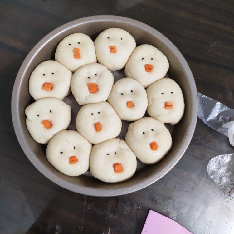 馒头。小黄鸡面包。超可爱羞涩。