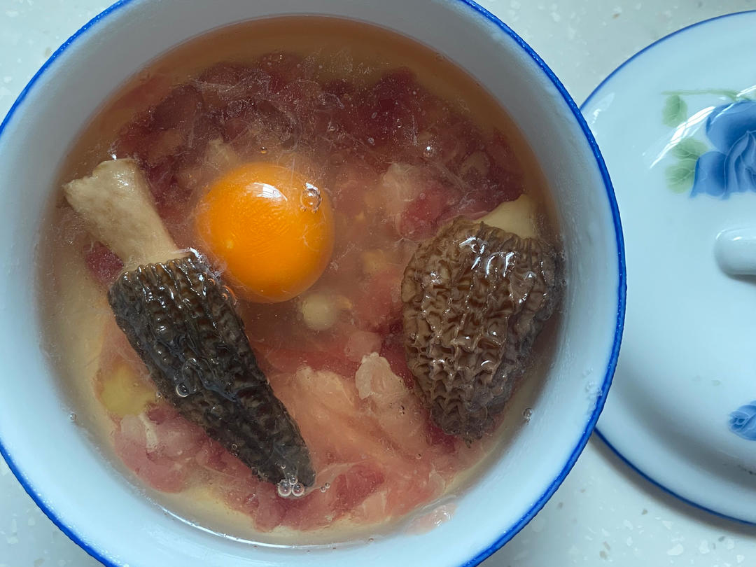 煮饭顺便蒸的，孩子和大人都爱喝的肉饼鸡蛋羊肚菌汤