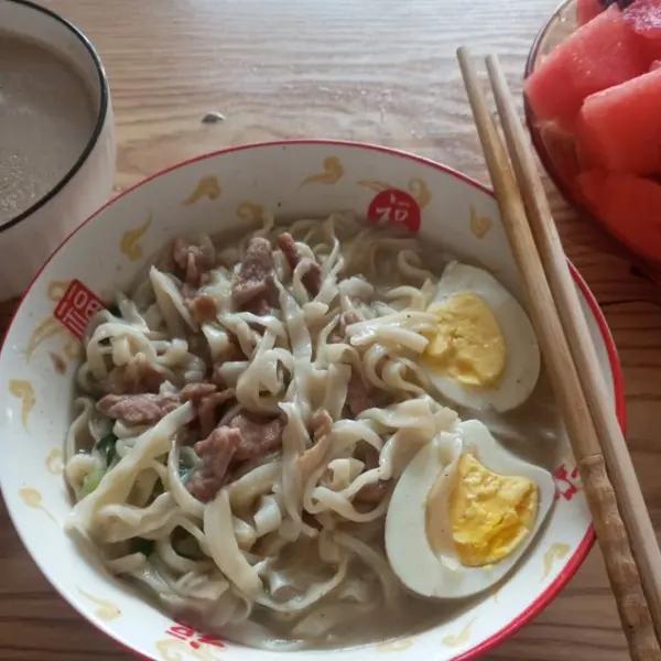 一家四口早餐