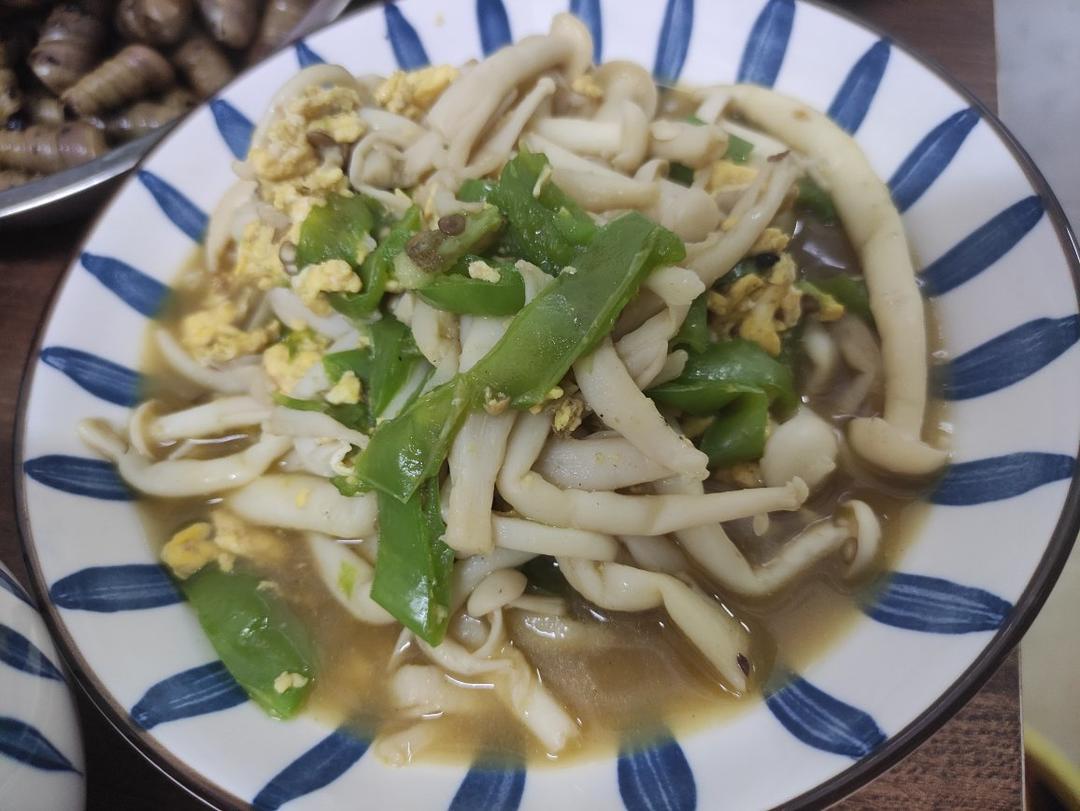 蟹味菇滑蛋柿子椒（十分钟快手菜）