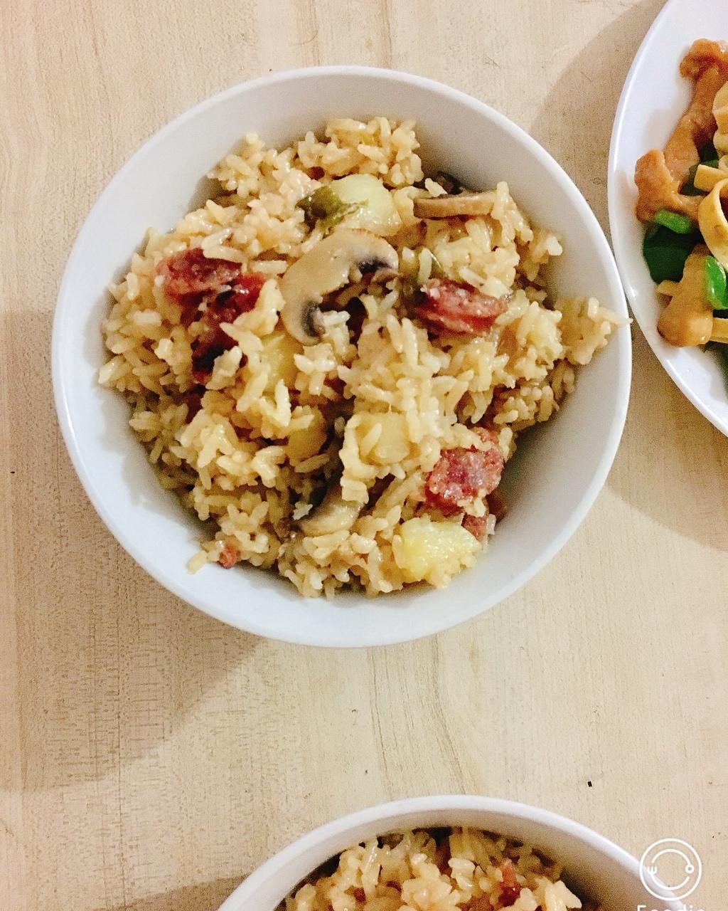 香菇腊肠土豆焖饭