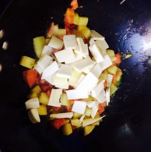 西红柿土豆咸笋汤的做法 步骤2