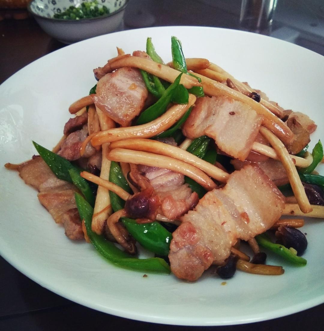 五花肉干锅茶树菇