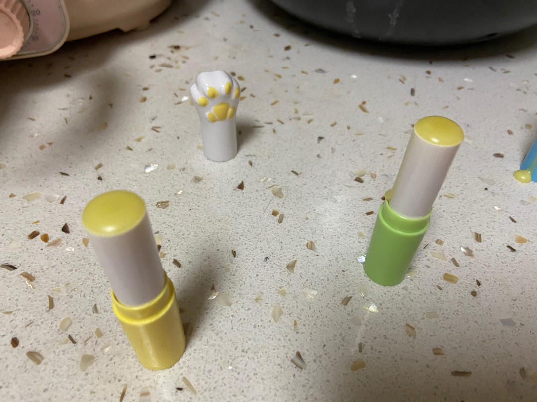 土蜂蜡润唇膏，天然到可以吃。