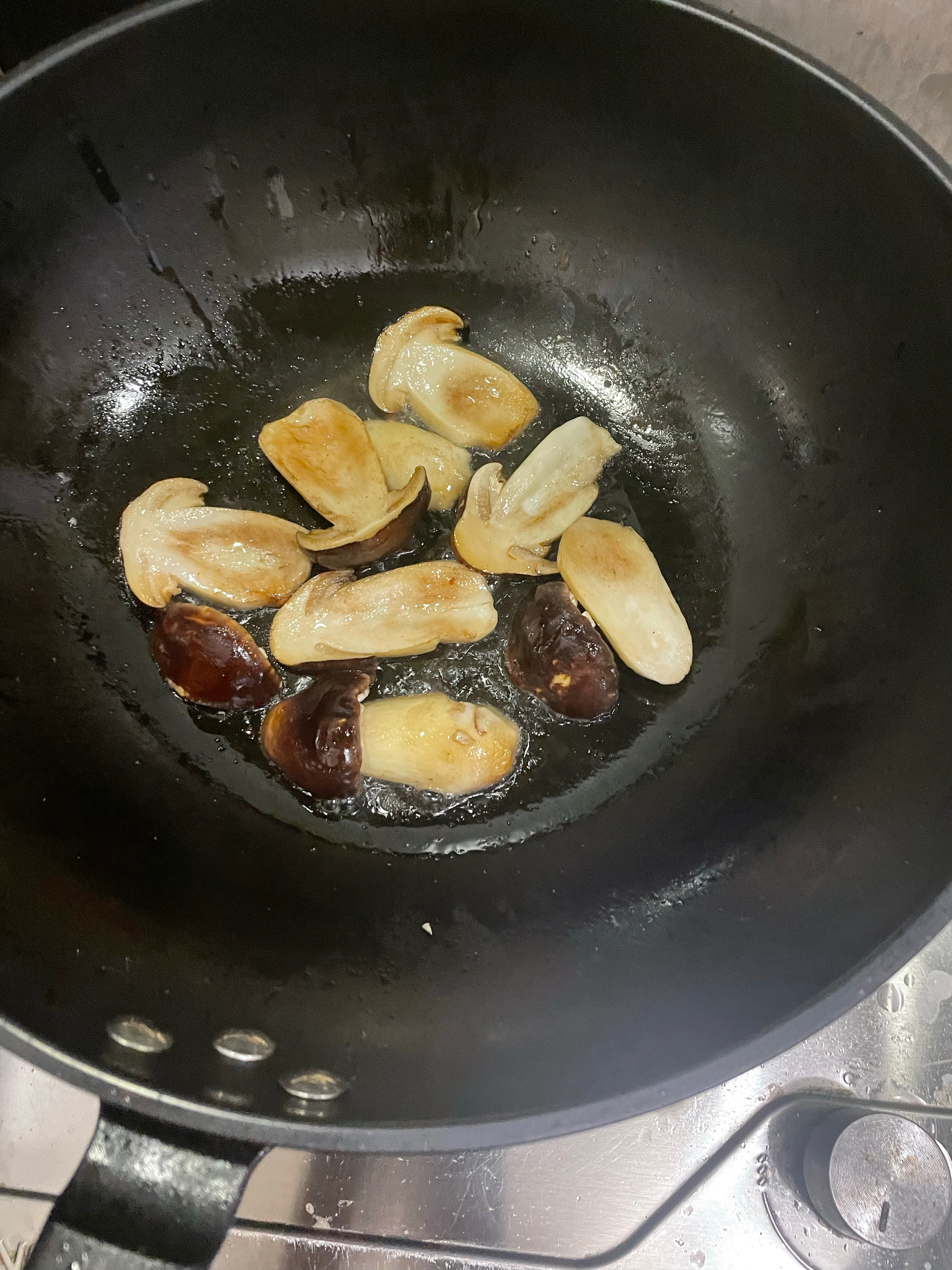黄油煎松茸-薯条味儿的做法 步骤2