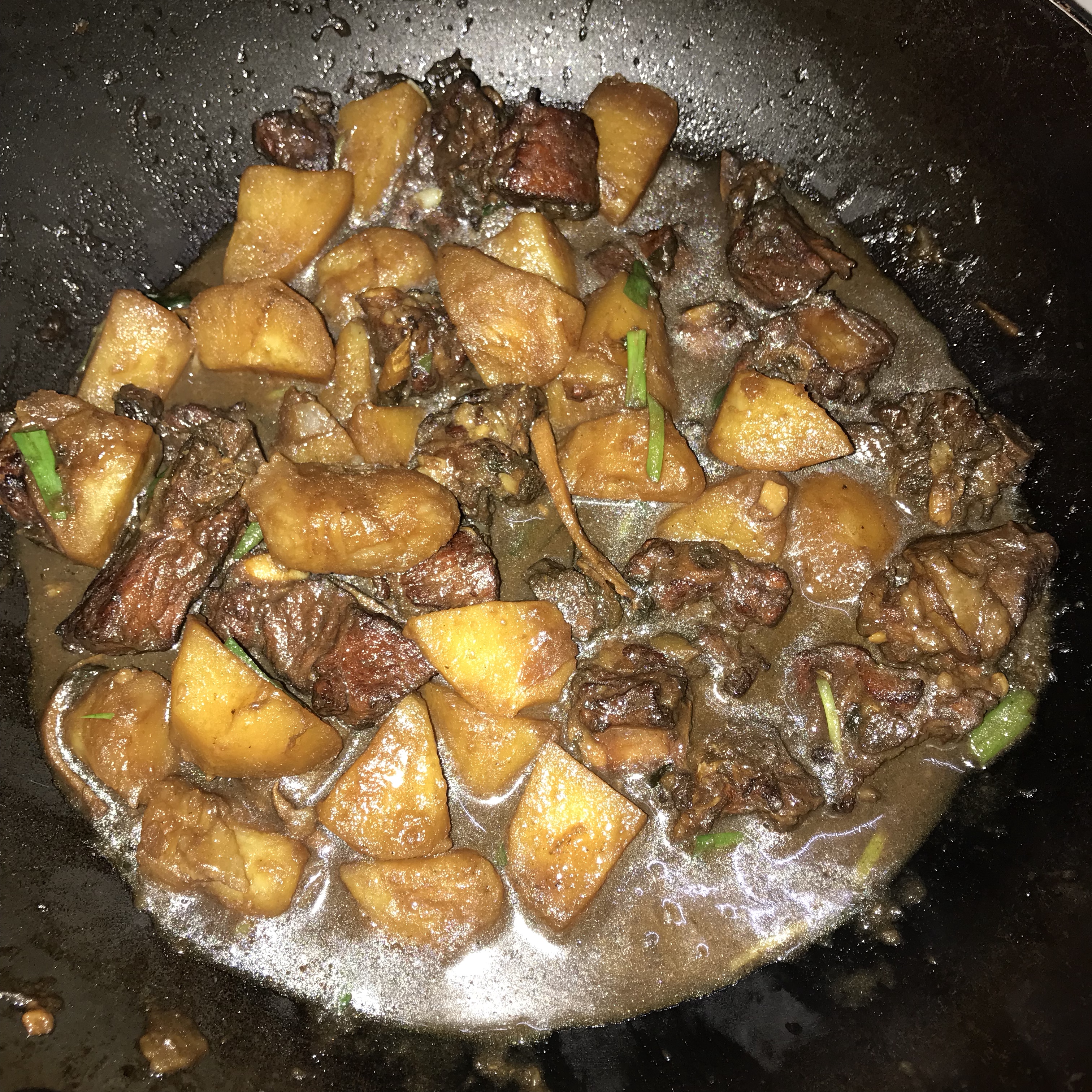 广式土豆焖排骨的做法