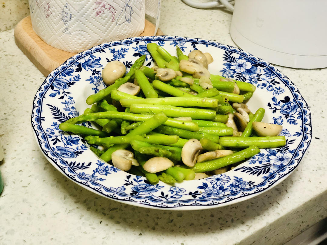 口蘑炒芦笋